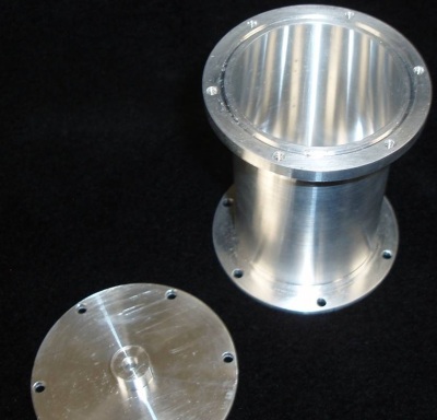 Top-down perspective view of an aluminum sample can for single crystal with its lid.